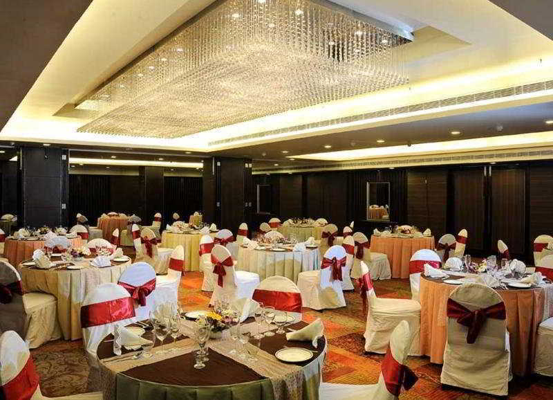 Quality Hotel D V Manor Виджаявада Экстерьер фото