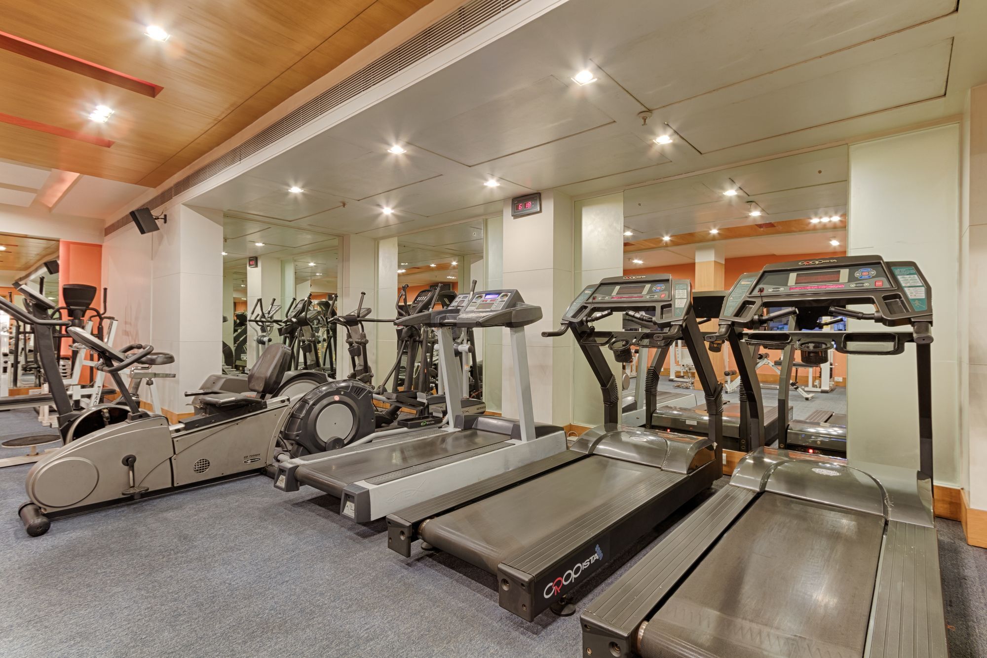 Quality Hotel D V Manor Виджаявада Экстерьер фото